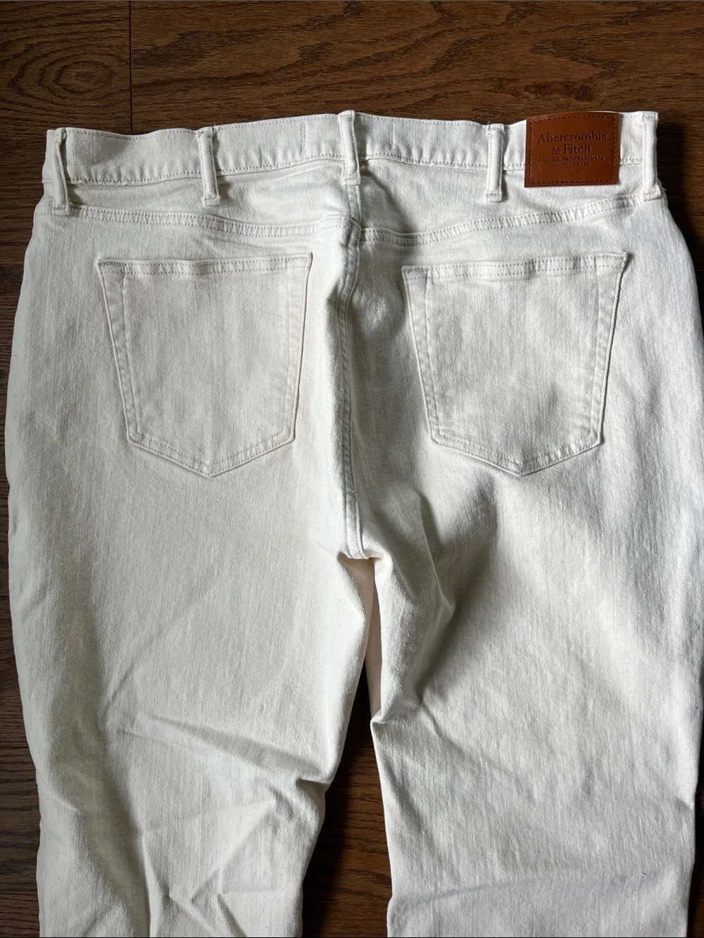 Abercrombie & Fitch Men’s Signature Stretch Athletic Straight Cream Pants.